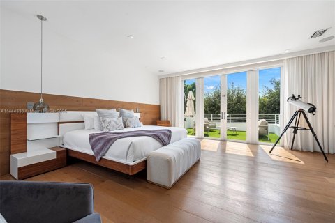 House in Miami, Florida 7 bedrooms, 506.5 sq.m. № 692810 - photo 24
