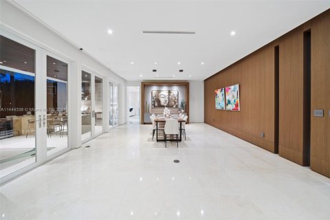 House in Miami, Florida 7 bedrooms, 506.5 sq.m. № 692810 - photo 22