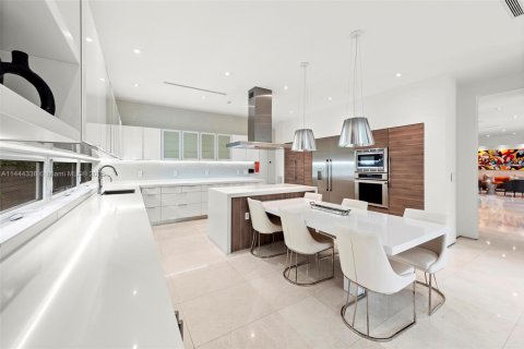 House in Miami, Florida 7 bedrooms, 506.5 sq.m. № 692810 - photo 16