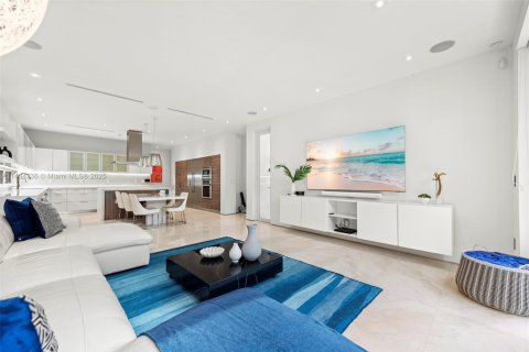 House in Miami, Florida 7 bedrooms, 506.5 sq.m. № 692810 - photo 6