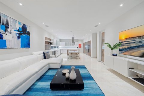 House in Miami, Florida 7 bedrooms, 506.5 sq.m. № 692810 - photo 8
