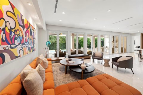House in Miami, Florida 7 bedrooms, 506.5 sq.m. № 692810 - photo 11