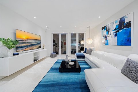 House in Miami, Florida 7 bedrooms, 506.5 sq.m. № 692810 - photo 7
