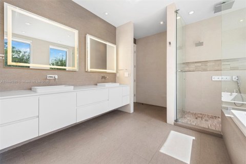 House in Miami, Florida 7 bedrooms, 506.5 sq.m. № 692810 - photo 30
