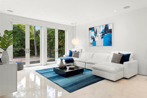 House in Miami, Florida 7 bedrooms, 506.5 sq.m. № 692810 - photo 5