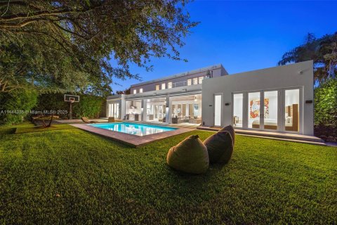 House in Miami, Florida 7 bedrooms, 506.5 sq.m. № 692810 - photo 4