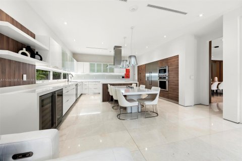 House in Miami, Florida 7 bedrooms, 506.5 sq.m. № 692810 - photo 20