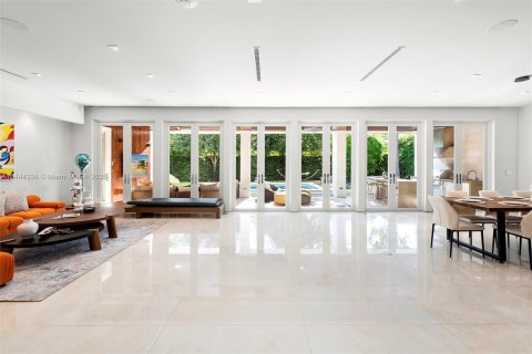House in Miami, Florida 7 bedrooms, 506.5 sq.m. № 692810 - photo 9