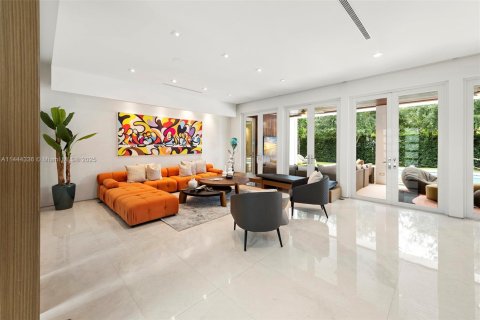 House in Miami, Florida 7 bedrooms, 506.5 sq.m. № 692810 - photo 10