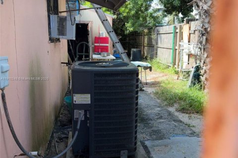 Casa en venta en West Palm Beach, Florida, 5 dormitorios, 167.22 m2 № 1966008 - foto 12