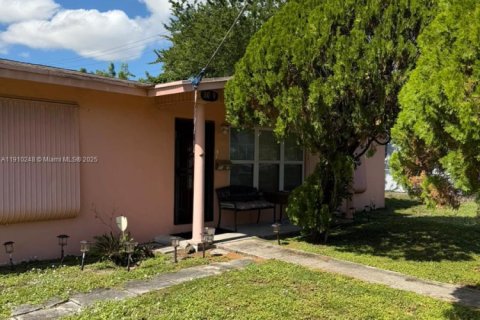 Casa en venta en West Palm Beach, Florida, 5 dormitorios, 167.22 m2 № 1966008 - foto 2