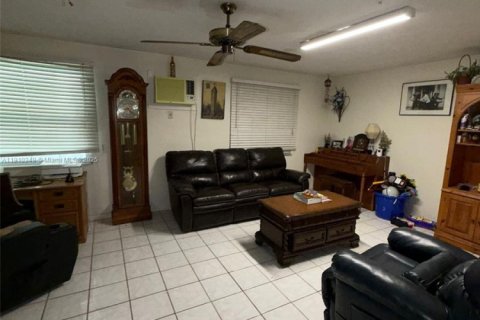 Casa en venta en West Palm Beach, Florida, 5 dormitorios, 167.22 m2 № 1966008 - foto 7