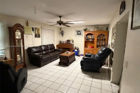 Casa en venta en West Palm Beach, Florida, 5 dormitorios, 167.22 m2 № 1966008 - foto 6