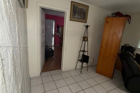 Casa en venta en West Palm Beach, Florida, 5 dormitorios, 167.22 m2 № 1966008 - foto 8