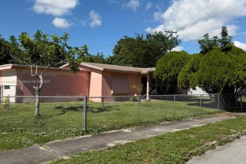 Casa en venta en West Palm Beach, Florida, 5 dormitorios, 167.22 m2 № 1966008 - foto 1