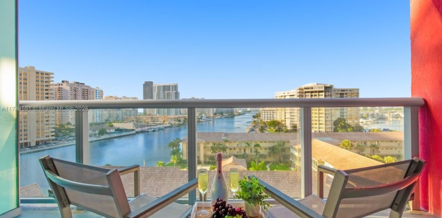 Кондоминиум с 2 спальнями в Халландейл-Бич, Флорида № 1985125