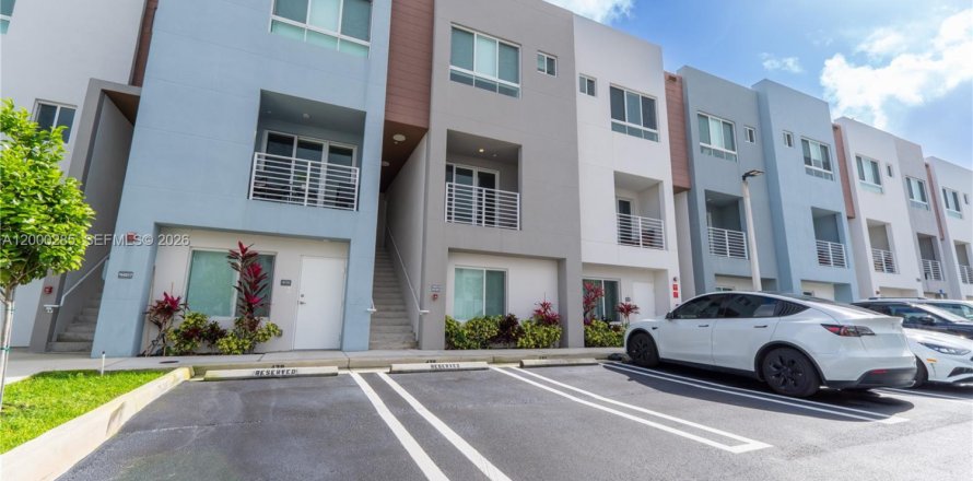 Кондоминиум с 2 спальнями в Майами, Флорида № 2064796