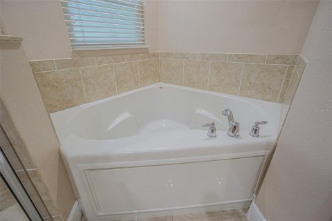 House in Tampa, Florida 4 bedrooms, 203.92 sq.m. № 1865915 - photo 18