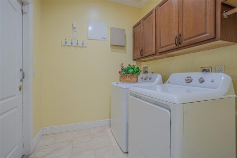 House in Tampa, Florida 4 bedrooms, 203.92 sq.m. № 1865915 - photo 29