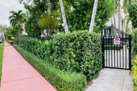 Снять в аренду квартиру в Майами-Бич, Флорида 1 спальня, 44.13м2, № 1962188 - фото 3