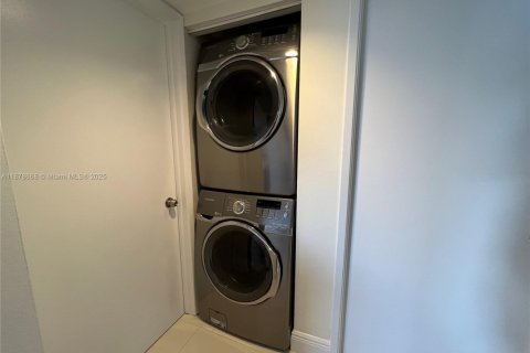 Condo in Aventura, Florida, 3 bedrooms  № 1981099 - photo 11