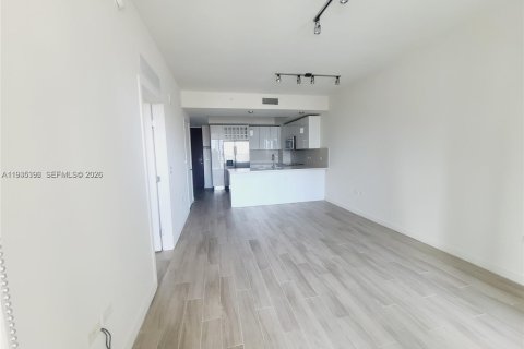 Condominio en alquiler en Miami, Florida, 1 dormitorio, 62.62 m2 № 1993480 - foto 4