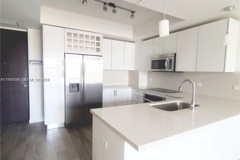 Condominio en alquiler en Miami, Florida, 1 dormitorio, 62.62 m2 № 1993480 - foto 5