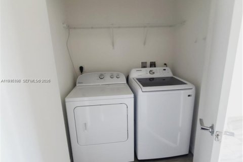 Condominio en alquiler en Miami, Florida, 1 dormitorio, 62.62 m2 № 1993480 - foto 10