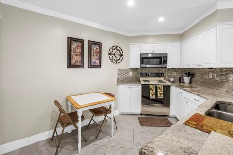 Condo in Saint Petersburg, Florida, 2 bedrooms  № 1757234 - photo 12