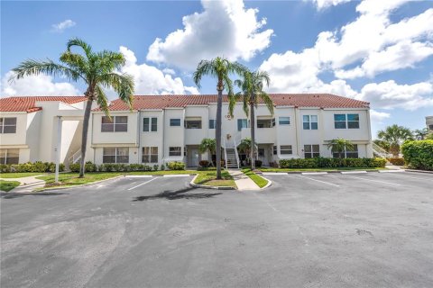 Condo in Saint Petersburg, Florida, 2 bedrooms  № 1757234 - photo 2