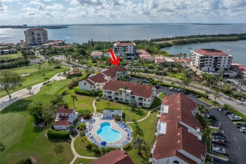 Condo in Saint Petersburg, Florida, 2 bedrooms  № 1757234 - photo 1