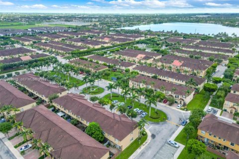 Adosado en venta en Miami, Florida, 3 dormitorios, 161 m2 № 2025387 - foto 27
