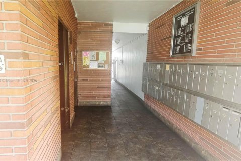 Купить кондоминиум в Халландейл-Бич, Флорида 1 спальня, 60.39м2, № 1983281 - фото 6