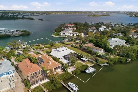 House in Sarasota, Florida 5 bedrooms, 473.34 sq.m. № 2150266 - photo 10