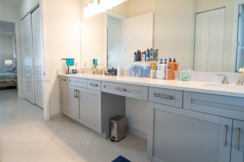 House in Lake Worth, Florida 3 bedrooms, 185.53 sq.m. № 1931875 - photo 11