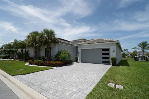 House in Lake Worth, Florida 3 bedrooms, 185.53 sq.m. № 1931875 - photo 1
