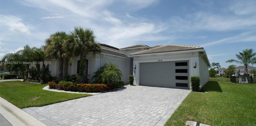 House in Lake Worth, Florida 3 bedrooms, 185.53 sq.m. № 1931875