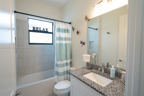 House in Lake Worth, Florida 3 bedrooms, 185.53 sq.m. № 1931875 - photo 16