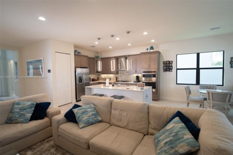 House in Lake Worth, Florida 3 bedrooms, 185.53 sq.m. № 1931875 - photo 4