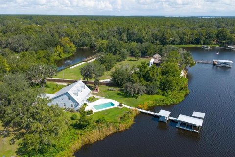 House in Palatka, Florida 3 bedrooms, 348.29 sq.m. № 1900767 - photo 1