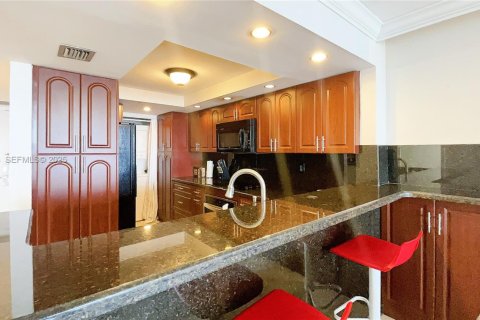 Condominio en alquiler en Miami, Florida, 1 dormitorio, 97.36 m2 № 1983963 - foto 3