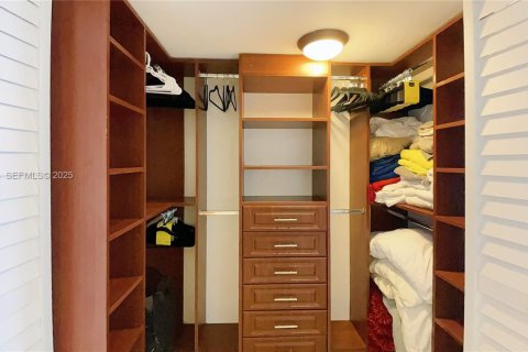 Condominio en alquiler en Miami, Florida, 1 dormitorio, 97.36 m2 № 1983963 - foto 12