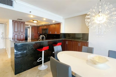 Condominio en alquiler en Miami, Florida, 1 dormitorio, 97.36 m2 № 1983963 - foto 4
