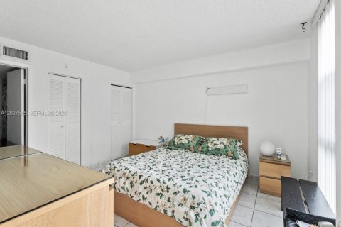 Condo in Miami, Florida, 2 bedrooms  № 2240500 - photo 10