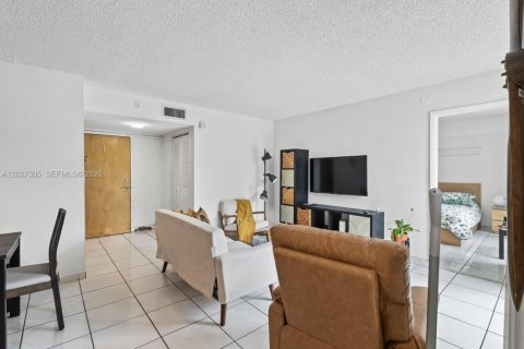 Condo in Miami, Florida, 2 bedrooms  № 2240500 - photo 3