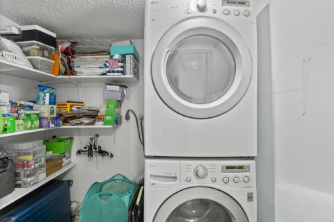 Condo in Miami, Florida, 2 bedrooms  № 2240500 - photo 9