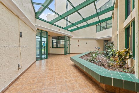 Condo in Miami, Florida, 2 bedrooms  № 2240500 - photo 17