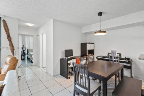 Condo in Miami, Florida, 2 bedrooms  № 2240500 - photo 2