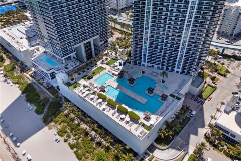 Condo in Hallandale Beach, Florida, 1 bedroom  № 2050939 - photo 2