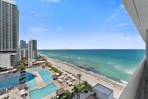 Condo in Hallandale Beach, Florida, 1 bedroom  № 2050939 - photo 3
